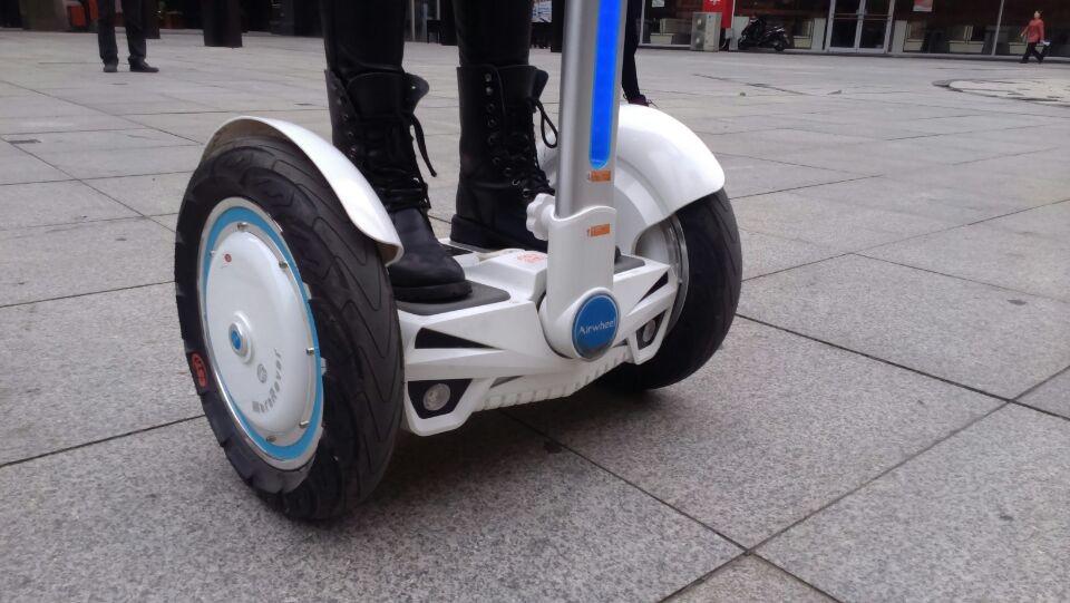 腾博会官网以诚信为本Airwheel智能平衡车S3 彰显国际范儿